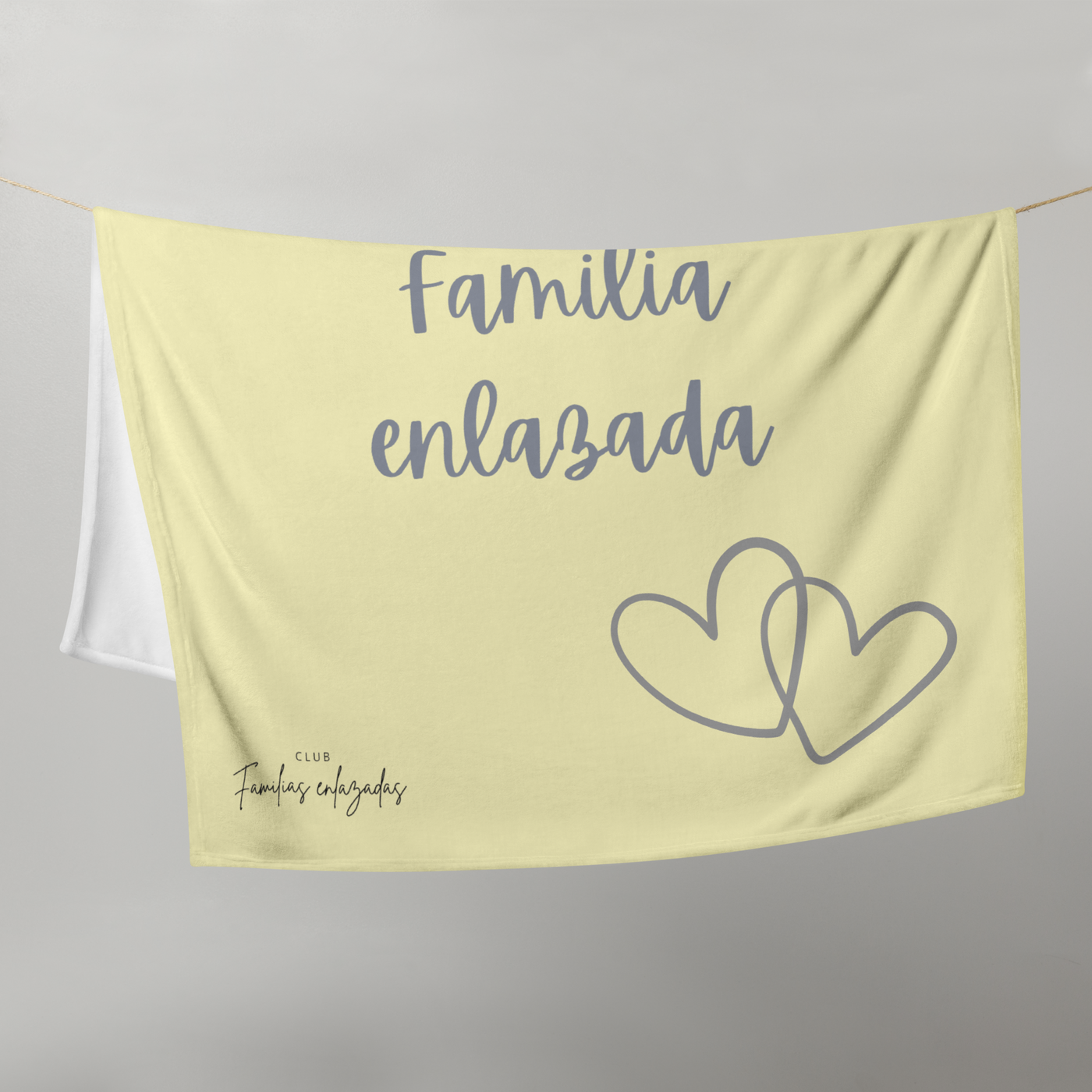 Manta amarilla corazones Somos familia enlazada