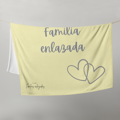 Manta amarilla corazones Somos familia enlazada